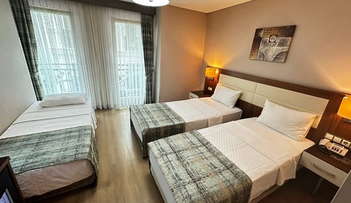 Habitación triple Confort, varias camas, vistas a la ciudad