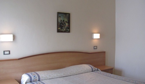 Habitación con 1 cama doble o 2 individuales, vistas al jardín