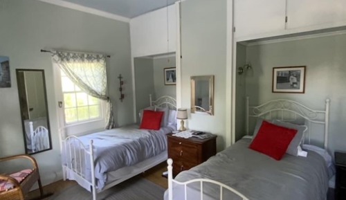 Habitación, 2 camas individuales (Twin Rivers Room With Shared Bath)