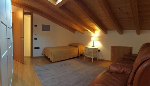 Dúplex superior, 2 habitaciones, 2 baños, en una planta alta