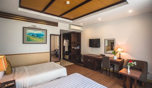 Habitación superior con 2 camas individuales, vistas al jardín