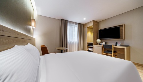 Foret Double Room - Free Breakfast for 2 (Rice Noodle + Americano)