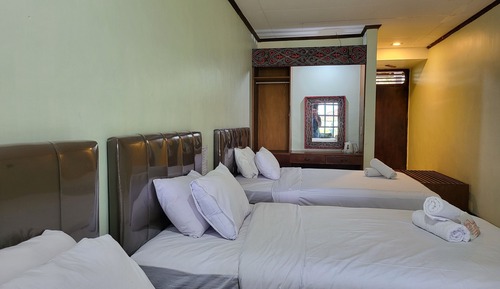 Habitación familiar, varias camas, baño privado, vistas al lago