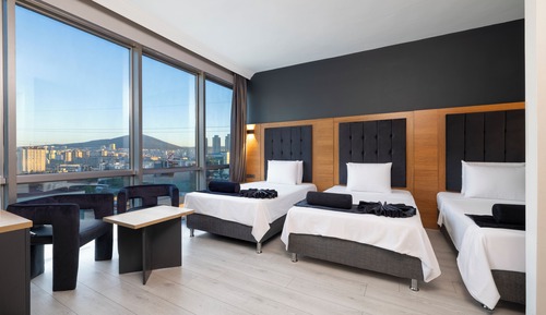 Habitación triple familiar, varias camas, vistas a la ciudad