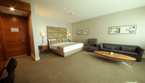 Suite junior, vistas parciales al mar