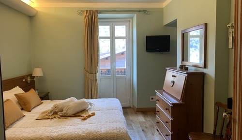 Habitación superior con 1 cama doble o 2 individuales, vistas a la montaña
