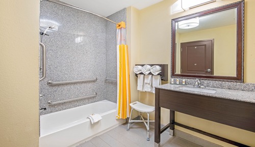 Habitación, 2 camas de matrimonio, accesible para personas con discapacidad (Mobility/Hearing)
