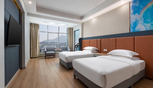 Suite, no fumadores, vistas a la montaña (1 King Bed, 2 Single Beds)