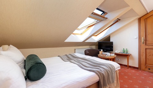 Habitación doble (in the attic)