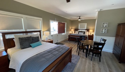 Suite estudio familiar, varias camas, cocina básica, vistas a la ciudad