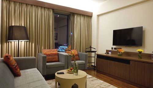 Suite Deluxe, 1 cama de matrimonio grande, vistas a la ciudad (One-way Airport Transfer Included)