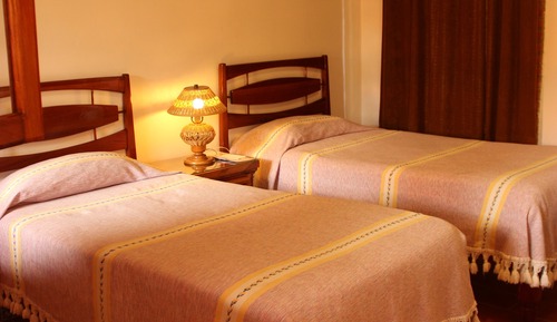 Habitación básica con 2 camas individuales