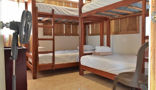 Habitación cuádruple estándar, varias camas, baño compartido