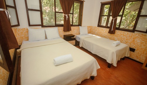 Habitación triple económica, baño privado