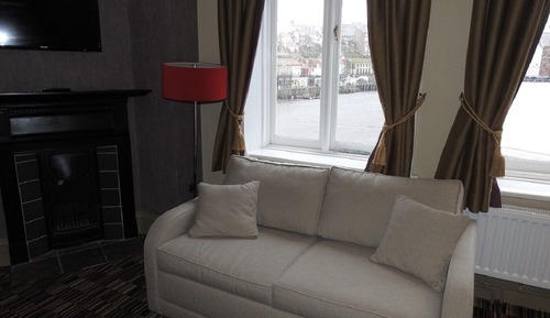 Suite superior, baño privado, vistas al puerto (Room 4 Second Floor)