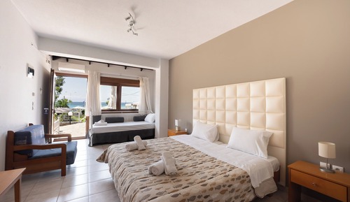 Habitación triple Confort (Villa Building)