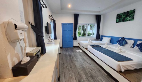 Habitación triple básica, varias camas, vistas al jardín