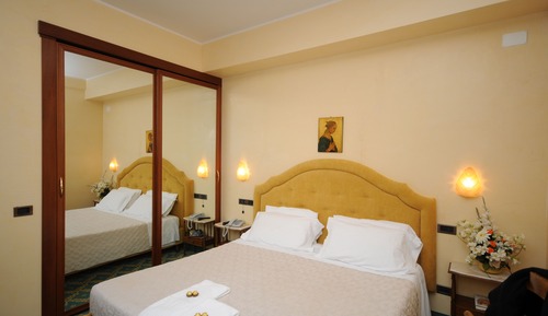 Habitación Confort con 1 cama doble o 2 individuales