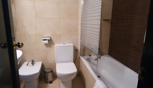 Habitación básica con 2 camas individuales, baño privado
