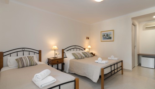 Habitación con 1 cama doble o 2 individuales, vistas al jardín, planta baja