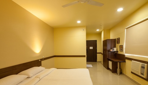 Habitación básica con 2 camas individuales