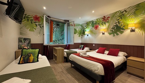 Habitación cuádruple (vue sur mur peint)