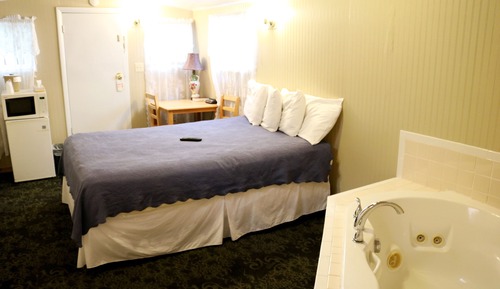 Honeymoon Caboose, 1 Queen Bed, Whirlpool Bath 