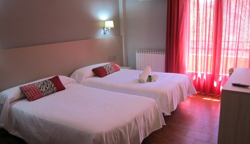 Habitación estándar con 1 cama doble o 2 individuales, balcón