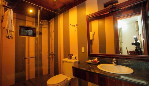 Habitación superior con 2 camas individuales, 2 camas individuales, junto a la piscina