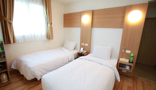 Habitación básica con 2 camas individuales