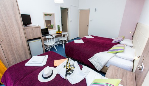 Habitación triple Confort, balcón, vistas al jardín