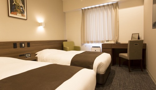 Twin Room, Smoking