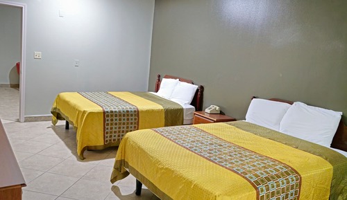 Habitación familiar, 2 camas de matrimonio, no fumadores, vistas a la piscina