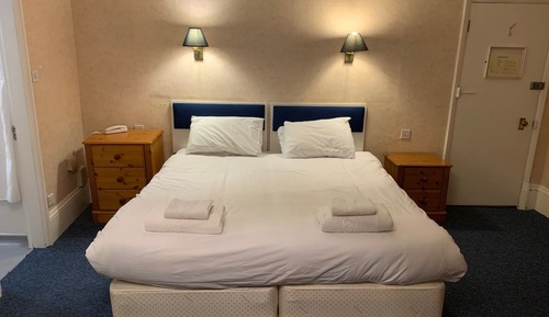 Habitación con 1 cama doble o 2 individuales, baño privado