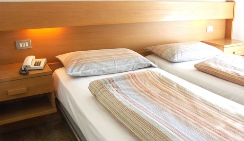 Habitación estándar con 1 cama doble o 2 individuales