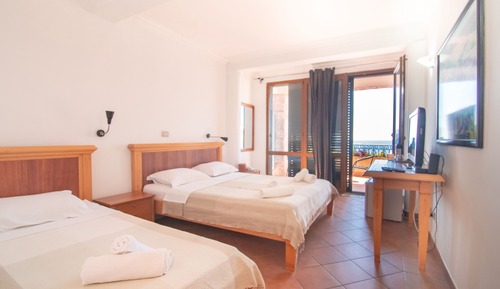 Habitación triple estándar, balcón, vistas parciales al mar