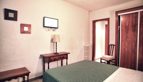 Habitación triple básica (1 cama doble + 1 individual)
