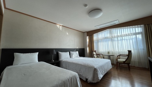 Habitación estándar con 2 camas individuales, vistas al río (1 Double + 1 Single Bed)