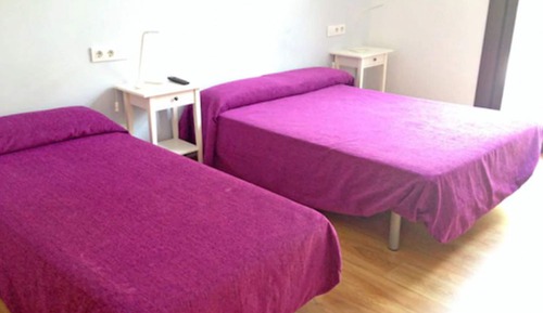 Habitación doble, baño compartido (with extra bed)