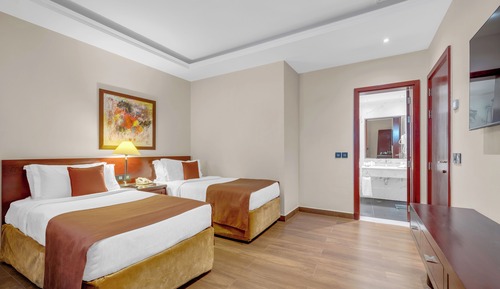 Habitación superior, varias camas, vistas a la piscina (Royal Savoy Two Bed Rooms with Lounge)