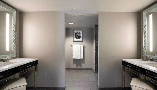 Habitación ejecutiva, 2 camas de matrimonio (Mobility/Hearing Access, Roll-In Shwr)