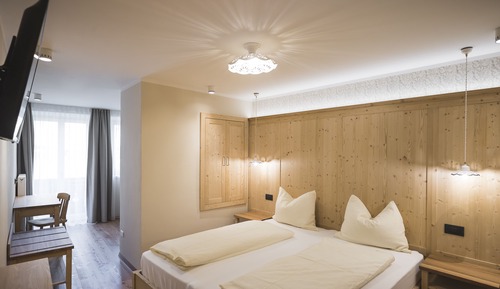 Suite junior, balcón, en la zona del patio (Sofia)