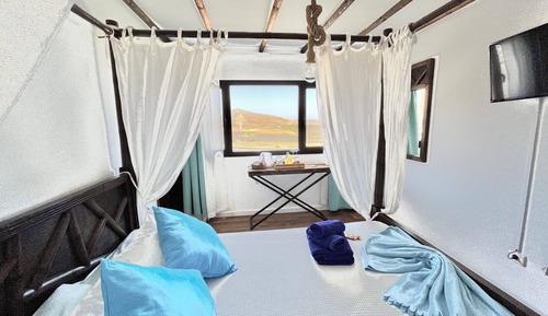 Habitación romántica doble, 1 cama doble, bañera de hidromasaje, en una planta alta