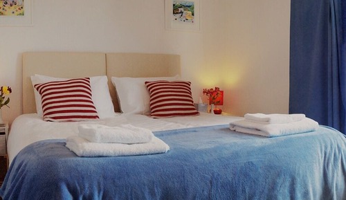 Habitación con 1 cama doble o 2 individuales, baño privado