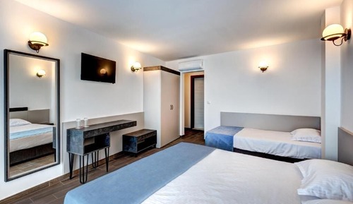 Habitación triple clásica, balcón, vistas al mar