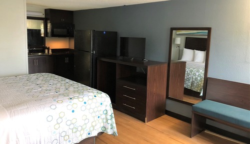 Estudio estándar, 1 cama de matrimonio grande, no fumadores (Roll-In Shower)