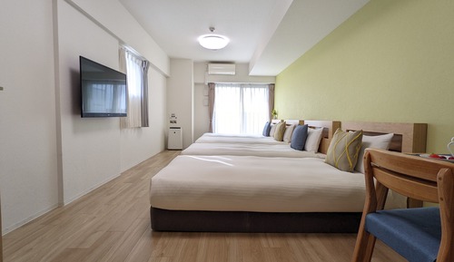 Habitación cuádruple Deluxe, varias camas, no fumadores, vistas a la ciudad