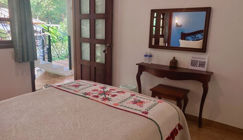 Habitación, vistas a la piscina (Orquídeas #1)