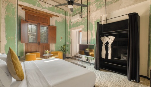 Master Suite / Bathtub