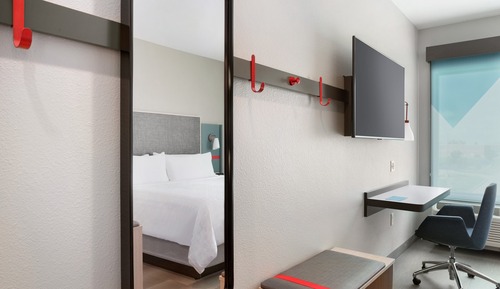 Habitación estándar, 1 cama de matrimonio grande (Communication, Roll-In Shower)